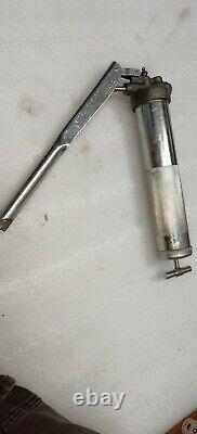 Jeep Willys Mb Ford Gpw WW2 G503 Original F Script Alemite Grease Gun 6593
<br/>


<br/>
 
Traduction en français: Jeep Willys Mb Ford Gpw WW2 G503 Original F Script Alemite Graisseur 6593