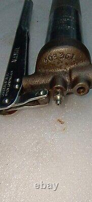 Jeep Willys Mb Ford Gpw WW2 G503 Original F Script Alemite Grease Gun 6593 <br/> <br/>
Traduction en français: Jeep Willys Mb Ford Gpw WW2 G503 Original F Script Alemite Graisseur 6593