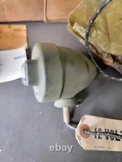 NOS Guide 12 Volt Blackout Marker Light Part# 917076 WW2 Willys MB Ford GPW Jeep
Le phare de balisage 12 volts NOS Guide Part# 917076 pour Jeep WW2 Willys MB Ford GPW