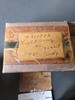 NOS Guide 12 Volt Blackout Marker Light Part# 917076 WW2 Willys MB Ford GPW Jeep
Le phare de balisage 12 volts NOS Guide Part# 917076 pour Jeep WW2 Willys MB Ford GPW