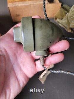 NOS Guide 12 Volt Blackout Marker Light Part# 917076 WW2 Willys MB Ford GPW Jeep
Le phare de balisage 12 volts NOS Guide Part# 917076 pour Jeep WW2 Willys MB Ford GPW