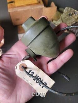 NOS Guide 12 Volt Blackout Marker Light Part# 917076 WW2 Willys MB Ford GPW Jeep
Le phare de balisage 12 volts NOS Guide Part# 917076 pour Jeep WW2 Willys MB Ford GPW