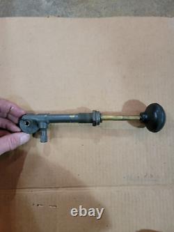 Notre pompe d'amorçage à main pour temps froid pour les Willys MB Ford GPW M38 Jeep M29 Weasel de la Seconde Guerre mondiale.