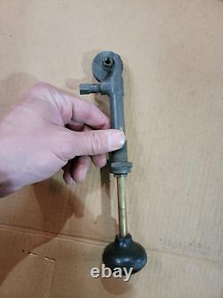 Notre pompe d'amorçage à main pour temps froid pour les Willys MB Ford GPW M38 Jeep M29 Weasel de la Seconde Guerre mondiale.