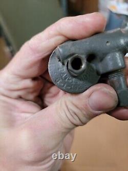 Notre pompe d'amorçage à main pour temps froid pour les Willys MB Ford GPW M38 Jeep M29 Weasel de la Seconde Guerre mondiale.