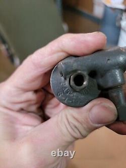 Notre pompe d'amorçage à main pour temps froid pour les Willys MB Ford GPW M38 Jeep M29 Weasel de la Seconde Guerre mondiale.