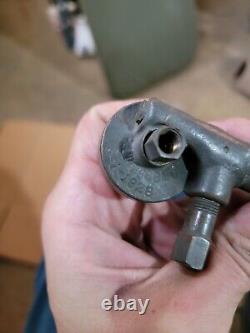 Notre pompe d'amorçage à main pour temps froid pour les Willys MB Ford GPW M38 Jeep M29 Weasel de la Seconde Guerre mondiale.