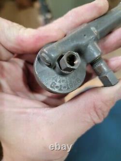 Notre pompe d'amorçage à main pour temps froid pour les Willys MB Ford GPW M38 Jeep M29 Weasel de la Seconde Guerre mondiale.